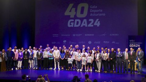 Foto de familia de los premiados en la 40 Gala del Deporte Asturiano que se celebr este martes en el Auditorio del Centro Niemeyer