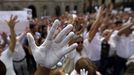 Marchas sin banderas contra la ruptura en decenas de ciudades