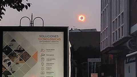 El momento de totalidad, desde una calle de O Barco