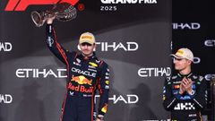 Max Verstappen y Lando Norris, en el podio de Abu Dabi.