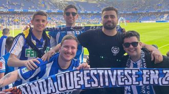 Mart�n Hermida, en la fila de atr�s con gafas de sol, posa con un grupo de amigos deportivistas en la grada de Riazor 