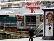 Aspecto exterior de la plaza de abastos provisional que en primavera cumplir� tres a�os .