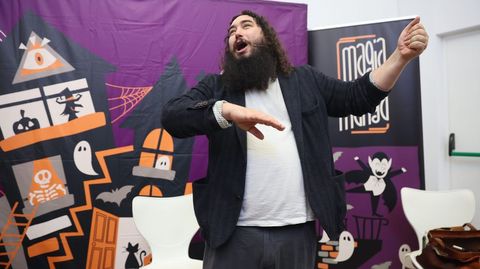 En Saman toca... maxia! Espectculo, onte, na Rego da Balsa de Carballo