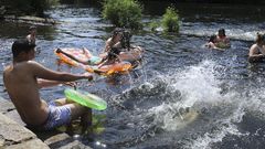El calor llenas las playas fluviales y las zonas de ba�o de Compostela