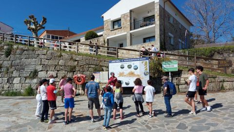 Turistas tras desembarcar en la isla de Ons