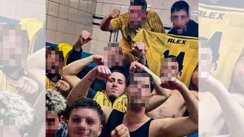 Tres de los implicados en el accidente, celebrando una victoria en el vestuario. En el centro, Alejandro Seivane, el fallecido. En primer plano, Rafael Barrul, herido grave. Detr&aacute;s, Alejandro Rivas, actualmente en la uci