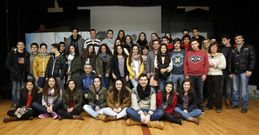 Los estudiantes y profesores, ayer minutos antes de viajar rumbo a Ginebra (Suiza). 