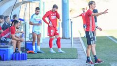 Iv�n Carril dirigiendo a su equipo en el partido contra el Compostela disputado en A Estrada.