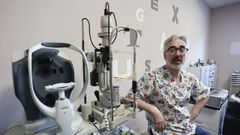 Eduardo Iglesias, este viernes en su consulta de Lugo.