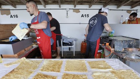 La elaboraci�n de filloas en la fiesta de Muimenta cuenta con la colaboraci�n de vecinos de la localidad y de parroquias cercanas