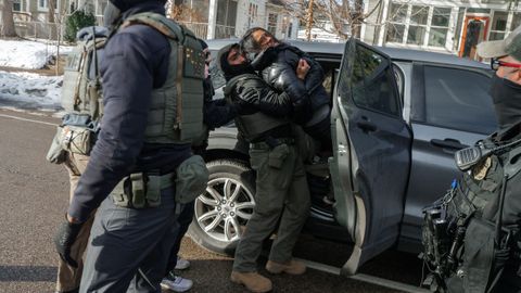 Una mujer forcejea y grita mientras agentes del ICE la empujan dentro de su veh�culo en Minne�polis.