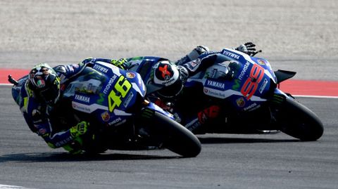 Rossi y Lorenzo, durante la carrera de Misano