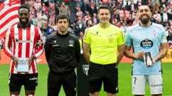 I�aki Williams y Borja Iglesias intercambiaron libros antes del Athletic-Celta de este domingo.