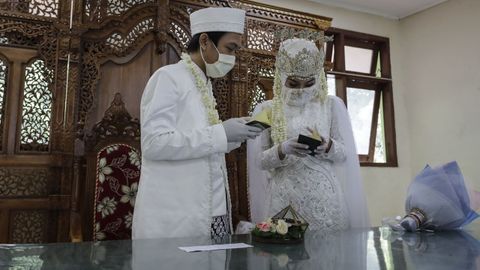Boda con protecci�n por coronavirus en Jakarta, Indonesia