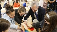 El presidente de la Xunta, Alfonso Rueda, con varios alumnos del CEIP Mestre Rodr�guez Xixerei