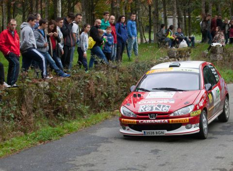Un Peugeot circula por el tramo de O Corgo, que cont� con buena afluencia de p�blico. 