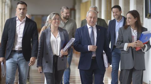 Tom� llegando a un pleno de la Diputaci�n de Lugo acompa�ado de tres diputados fieles: Pablo Rivera, Pilar Garc�a Porto y Carmela L�pez. Detr�s, Iv�n Castro, cr�tico con la direcci�n de Tom�