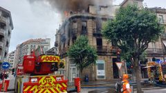 Un incendio calcina un edificio de la avenida de As Caldas de Ourense