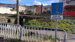 Se�ales que advierten del peligro de inundaci�n de algunas zonas en Pontecesures.