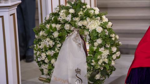 Una de las coronas de flores que acompa�an al f�retro