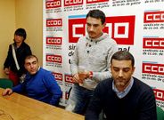 Jaime Iglesias, de pie en el centro, compareci� arropado por varios compa�eros del comit�.