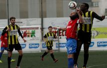 El carball�s Roberto Pi�eiro pelea por un bal�n con Mou, ambos jugadores marcaron un gol. 