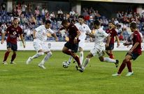 Mouri�o, con el bal�n entre tres rivales observado por Carnero, Jorge Rodr�guez y Benja. 