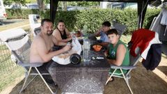 Fernando y su familia llegaron el pasado domingo al campamento de As N�vedas (Carballo).