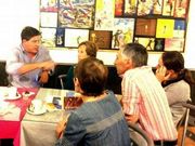 Besteiro, ayer durante la reuni�n con militantes socialistas de Lal�n.