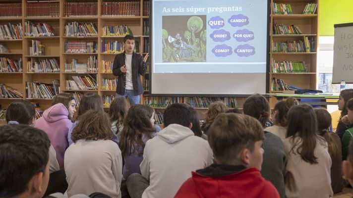Imaxe dunha das charlas de Jorge Noya sobre como se fai un xornal