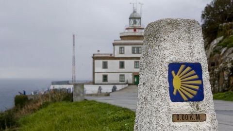 Faro Fisterra. Del a�o 1853. Fin del mundo y de Cami�o. Misticismo y aplausos en la puesta de sol
