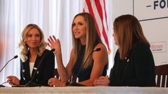 McEnany (a la izquierda) escucha a Lara Trump, en un acto de la caravana  Women for Trump el pasado enero en Iowa 