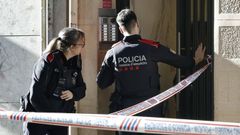 Dos miembros de los Mossos d'Esquadra, en un operativo en Hospitalet.