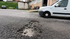El bache, de grandes dimensiones, cerca de la lonja de A Illa