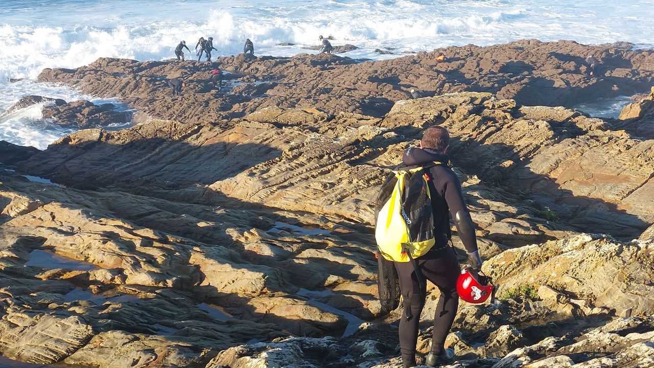 A por los mejores percebes tras un año de veda: «Cada campaña dos o tres sustos del mar no te los quita nadie»