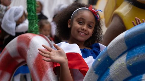 Las calles del centro de Oviedo acogen este jueves el tradicional desfile del día de América en Asturias, en su 72 edición