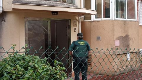 Edificio de Castro Urdiales donde la detenida viv�a con su expareja, cuya cabeza apareci� en una caja de cart�n en casa de una amiga