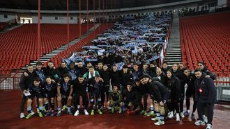 Los jugadores y el cuerpo t�cnico del Celta, posando con la afici�n desplazada despu�s de finalizar la Fase Liga.
