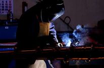 Algo m�s de un centenar de personas encontraron trabajo en la industria el mes pasado. 