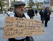 Un hombre pide con un cartel la devoluci�n de los ahorros.