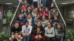 Los alumnos del IES Castro de Baronceli de Ver�n tras recibir sus diplomas del programa TEI, que promueve la tutor�a entre iguales