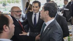 Alejandro Hern�ndez (Vox) saluda al presidente de la Junta de Andalucia, Juan Manuel Moreno Bonilla, este lunes, en Sevilla