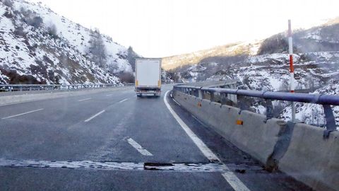 Desperfectos en la junta de un viaducto entre Trabadelo y Pedrafita