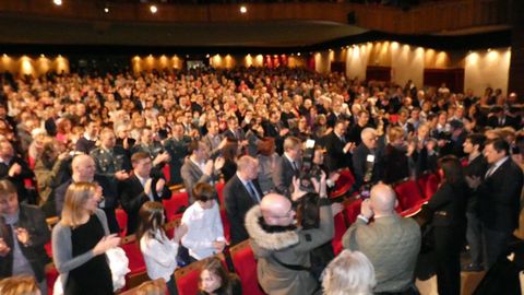 Vista general del homenaje a Tini Areces en un teatro de La Laboral a rebosar