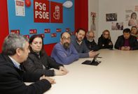 Socialistas de la comarca, adem�s del secretario de la agrupaci�n provincial, ayer en Carballo. 
