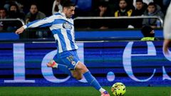 Sergio Escudero golpeando el bal�n durante el encuentro ante el Racing de Santander