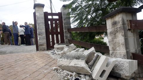 Los escombros del muro que tir� el �ltimo veh�culo accidentado en Montecoruto.