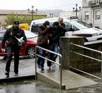 Dos de los detenidos, entrando ayer al juzgado.