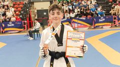 Yago Sande muestra su medalla de bronce.