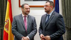 El ministro de Fomento en funciones, Jos� Luis �balos (i), junto al presidente del Principado de Asturias, Adri�n Barb�n